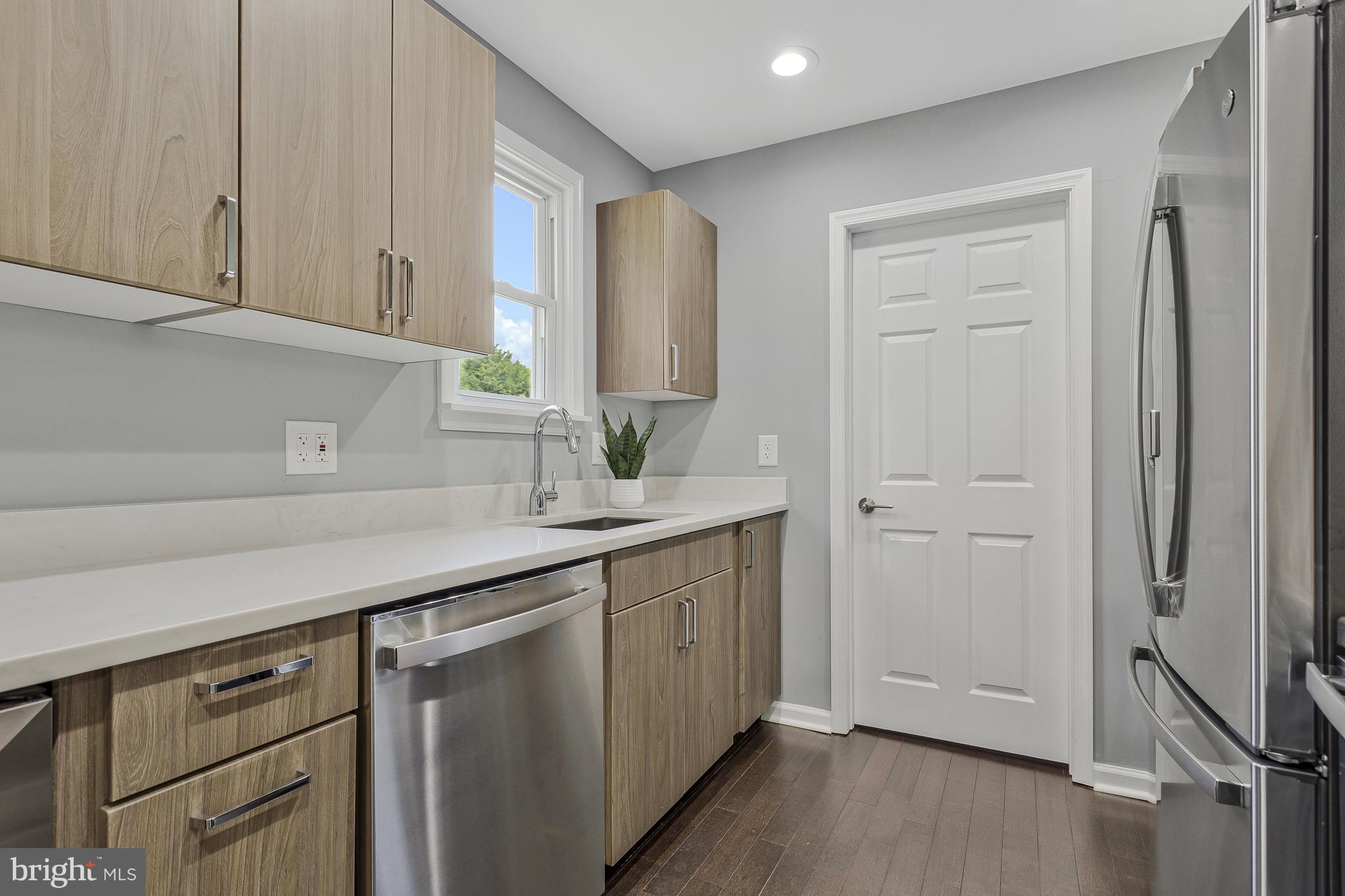 WOODLAND BEACH - Residential