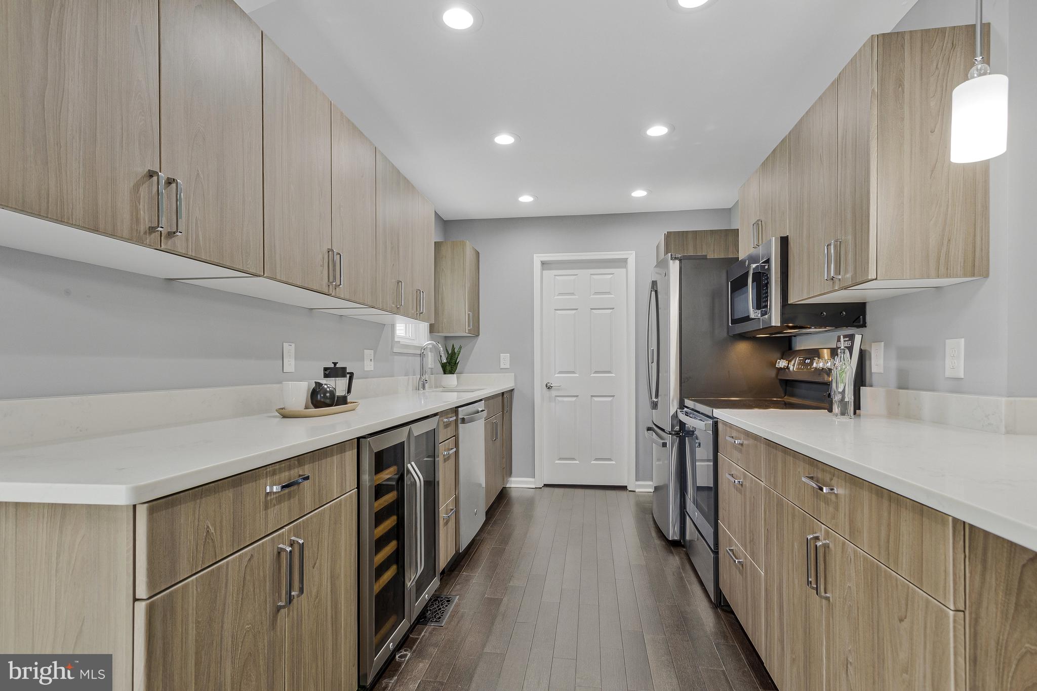 WOODLAND BEACH - Residential