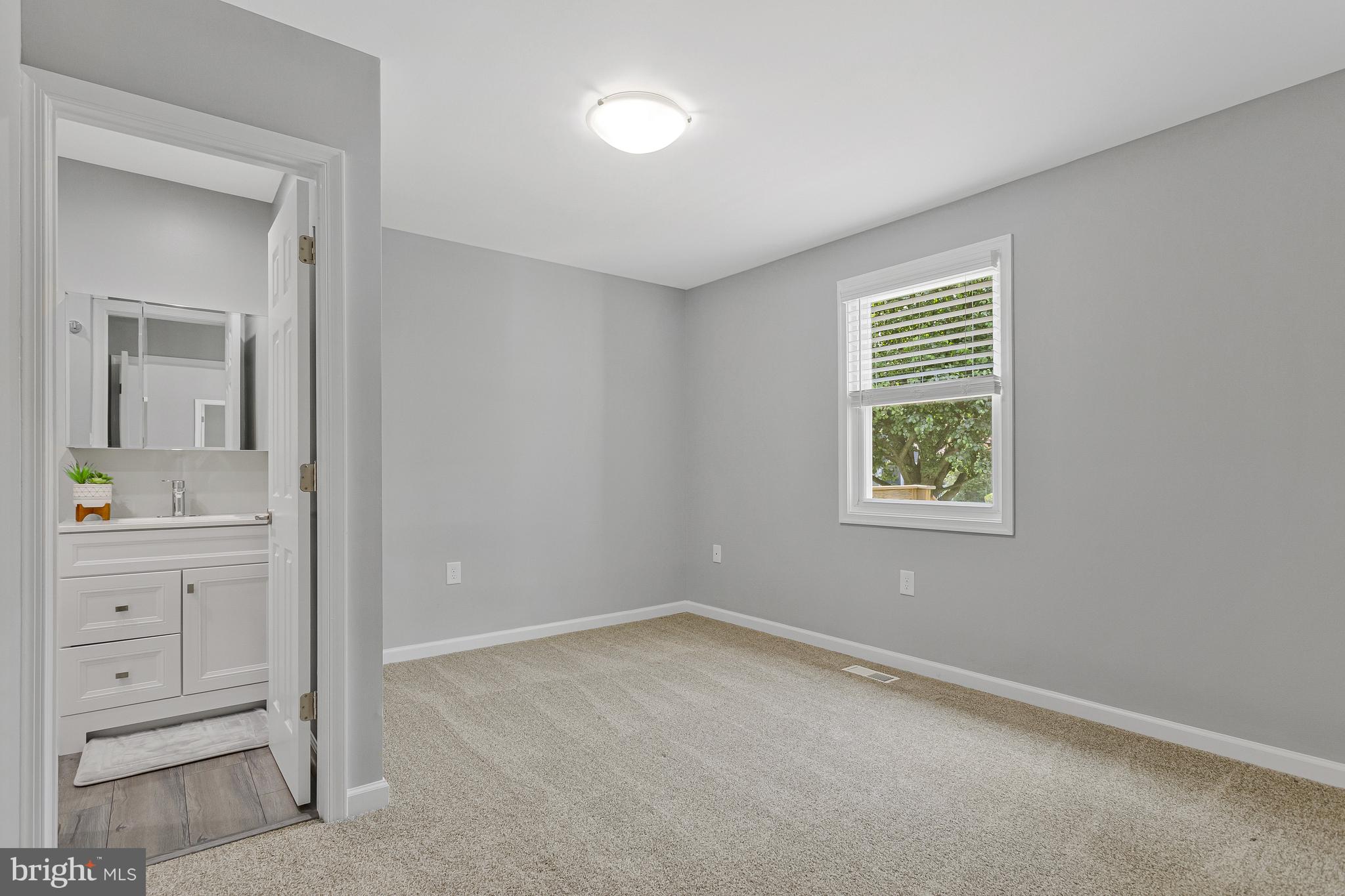 WOODLAND BEACH - Residential