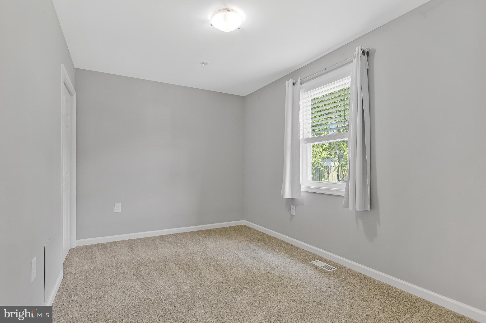 WOODLAND BEACH - Residential