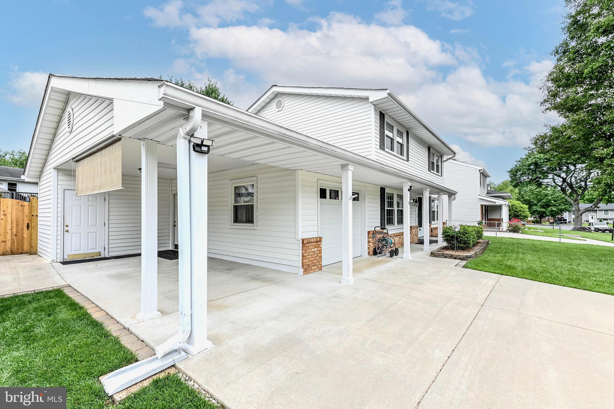 1604 E JEFFERSON COURT