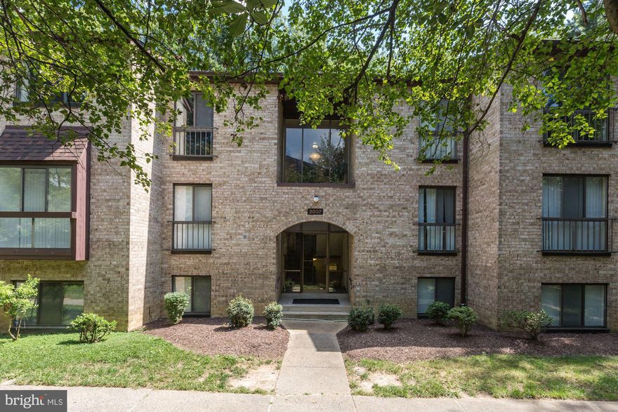 Beautiful updated top floor unit.  Brand new Stainless steel refrigerator with ice maker, gas stove and dishwasher.  Kitchen is large enough for butcher block or table.  Plus large separate formal dining room.  Carpet in bedrooms is brand new, bedrooms feature windows to let the sun shine in and a huge walk-in closet.  From the moment you walk into the spacious foyer you see real ceramic tile and a huge living room featuring floor to ceiling stunning shelving.  Sliding glass door opens out to the private balcony.  Newer washer/dryer, nicely remodeled bathroom with new cabinet and bathtub.  Imported ceramic tile surrounding the tub.  On the same level as the unit huge storage room with space belonging to the unit.  Southgate Condo is in a beautiful park like setting with lots of parking and on-site management.  Five minutes to the Reston Town Center or walk to the Harris Teeter shopping center.