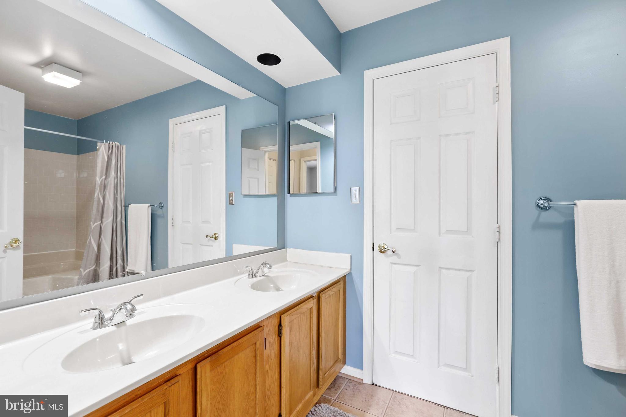 CONSTANT FRIENDSHIP - Residential