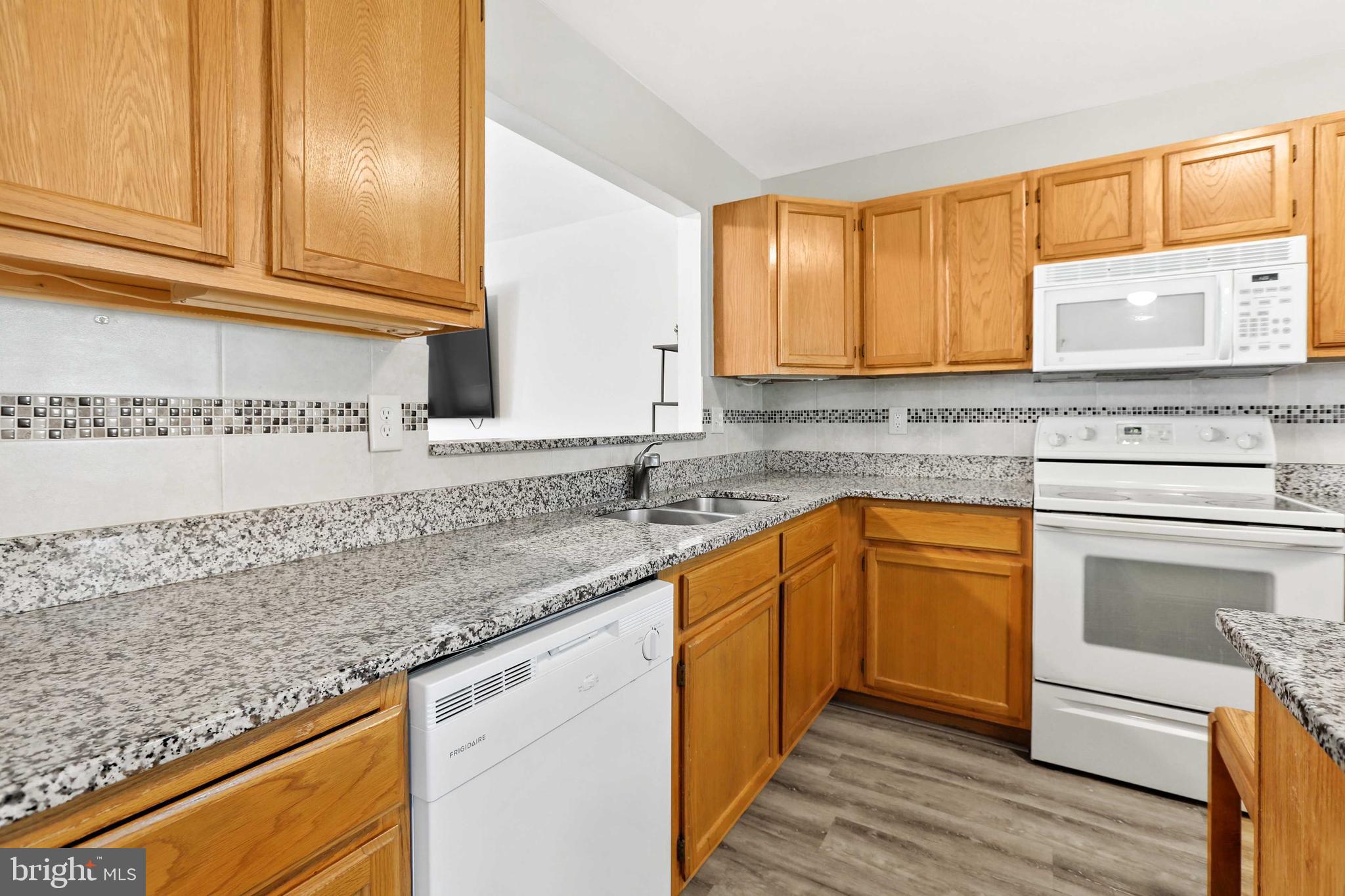 CONSTANT FRIENDSHIP - Residential