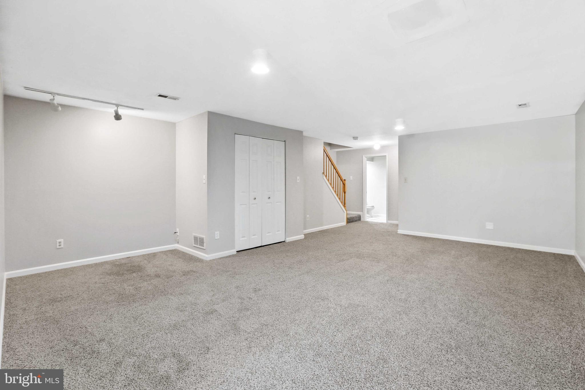 CONSTANT FRIENDSHIP - Residential