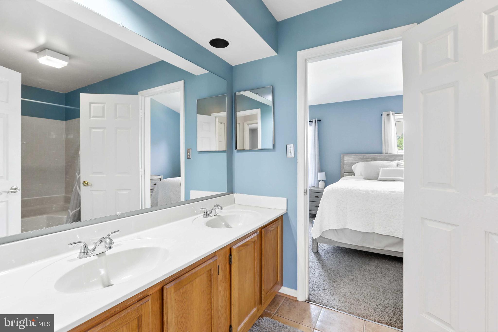 CONSTANT FRIENDSHIP - Residential