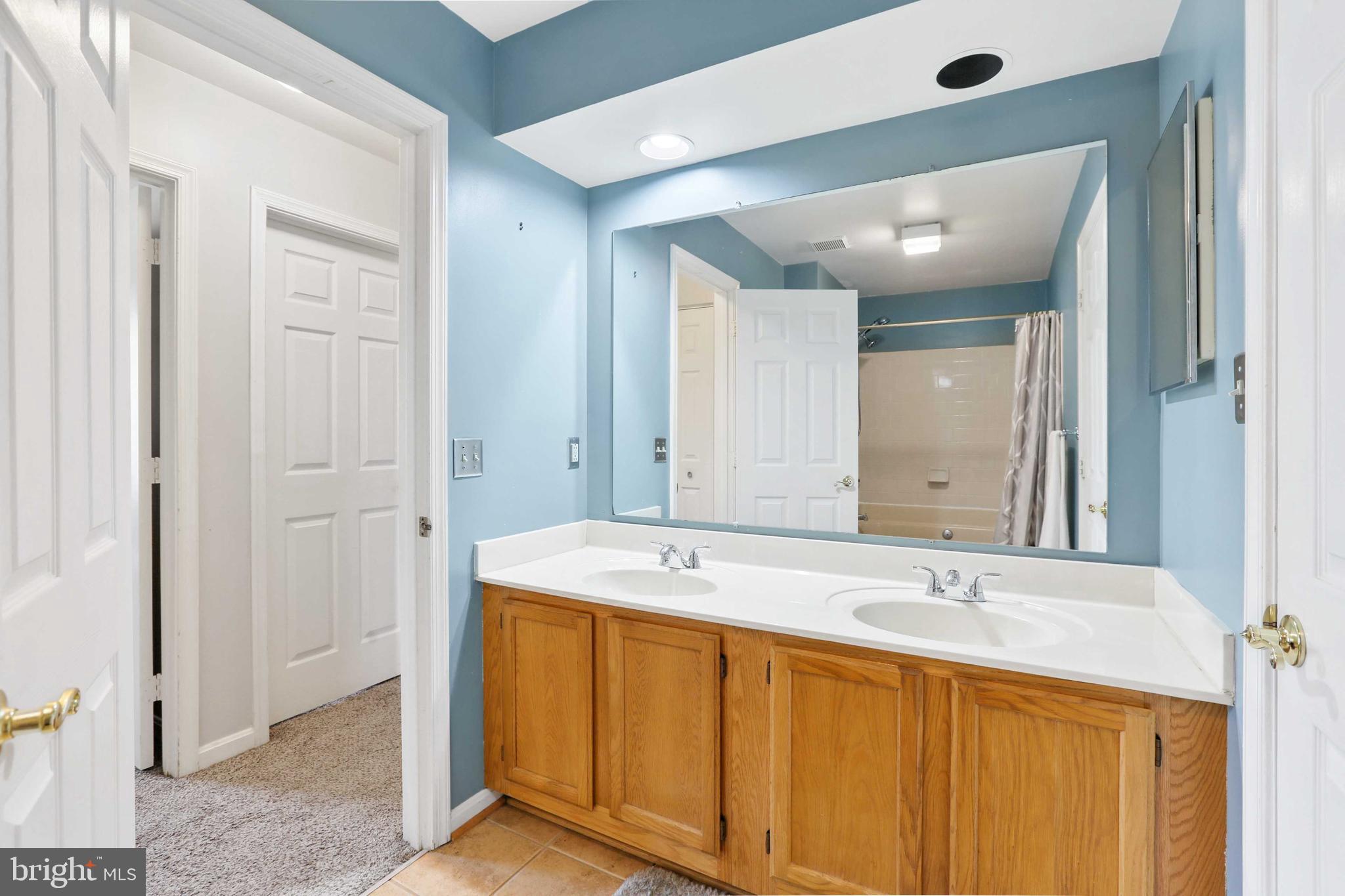 CONSTANT FRIENDSHIP - Residential