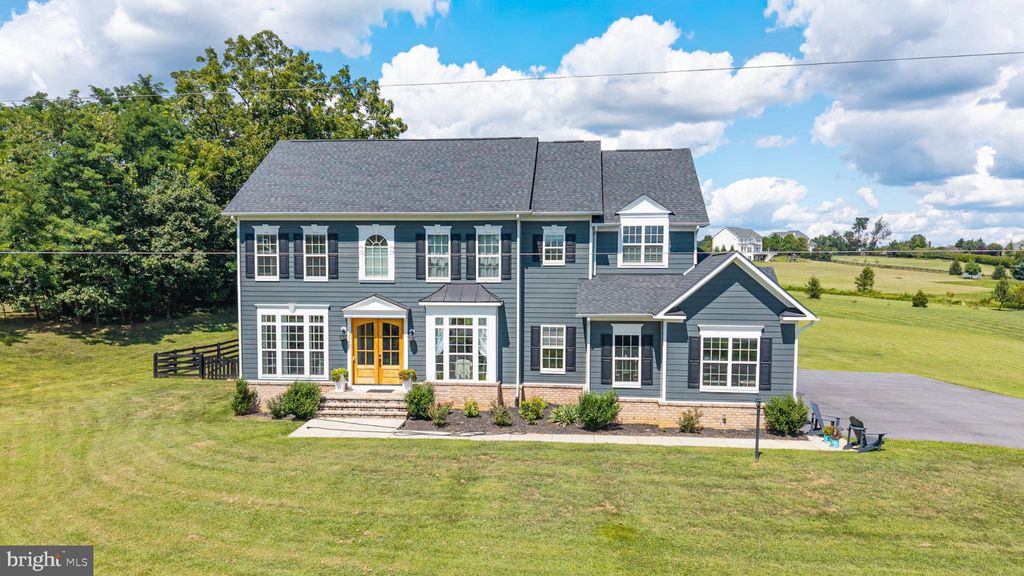Photo of 35490 Sunny Ridge Road, ROUND HILL, VA 20141 (MLS # VALO2108926)