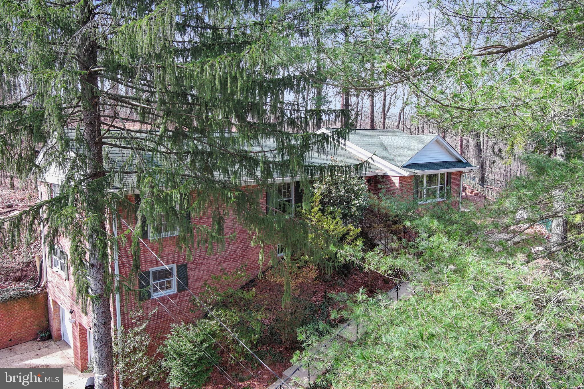 LAKE BARCROFT - Residential