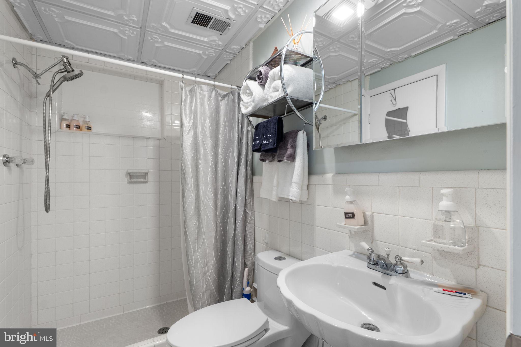 LAKE BARCROFT - Residential