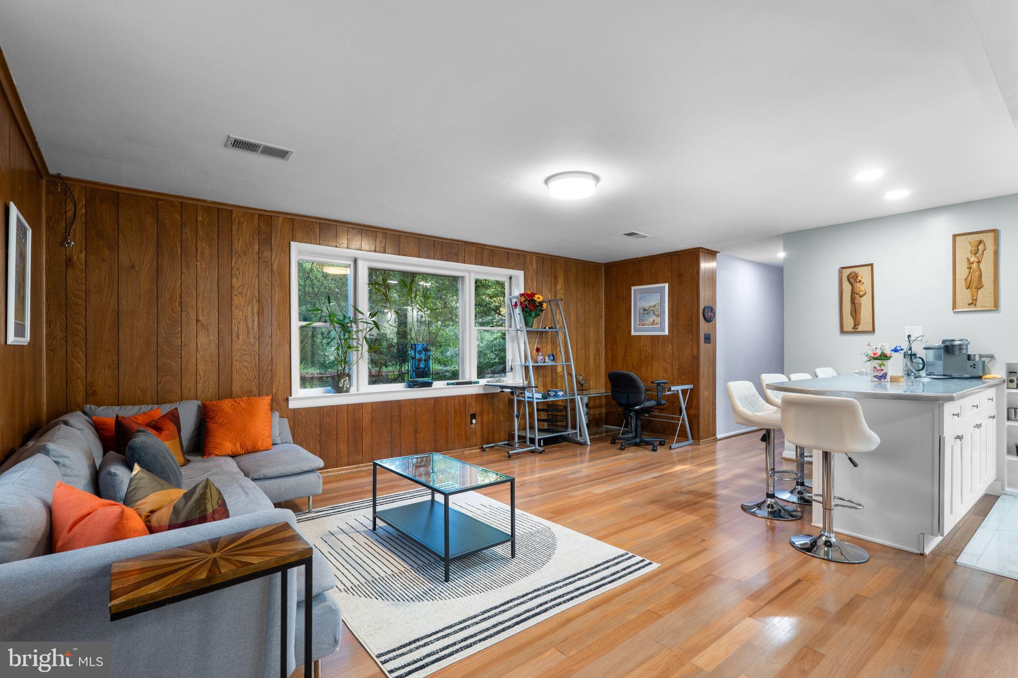 LAKE BARCROFT - Residential