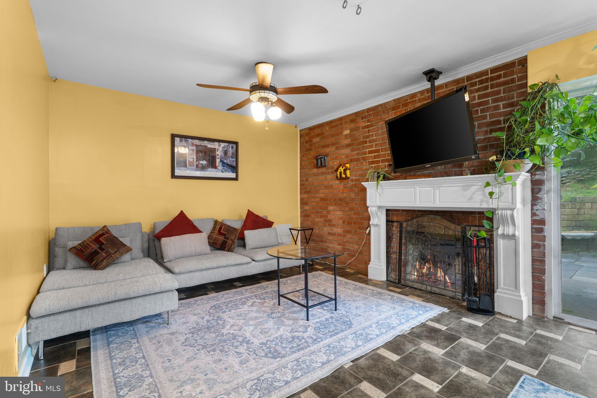 LAKE BARCROFT - Residential