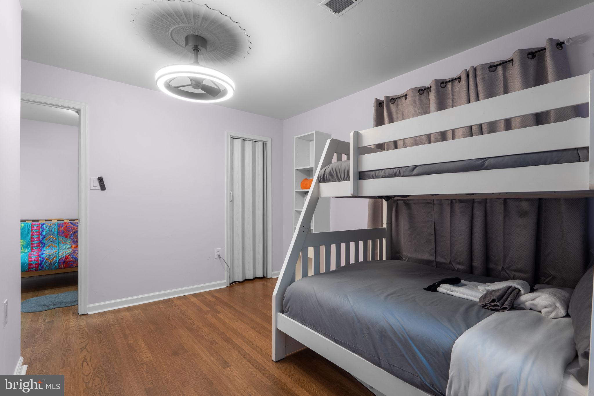 LAKE BARCROFT - Residential