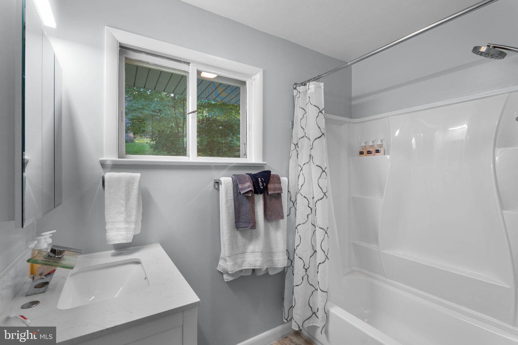 LAKE BARCROFT - Residential