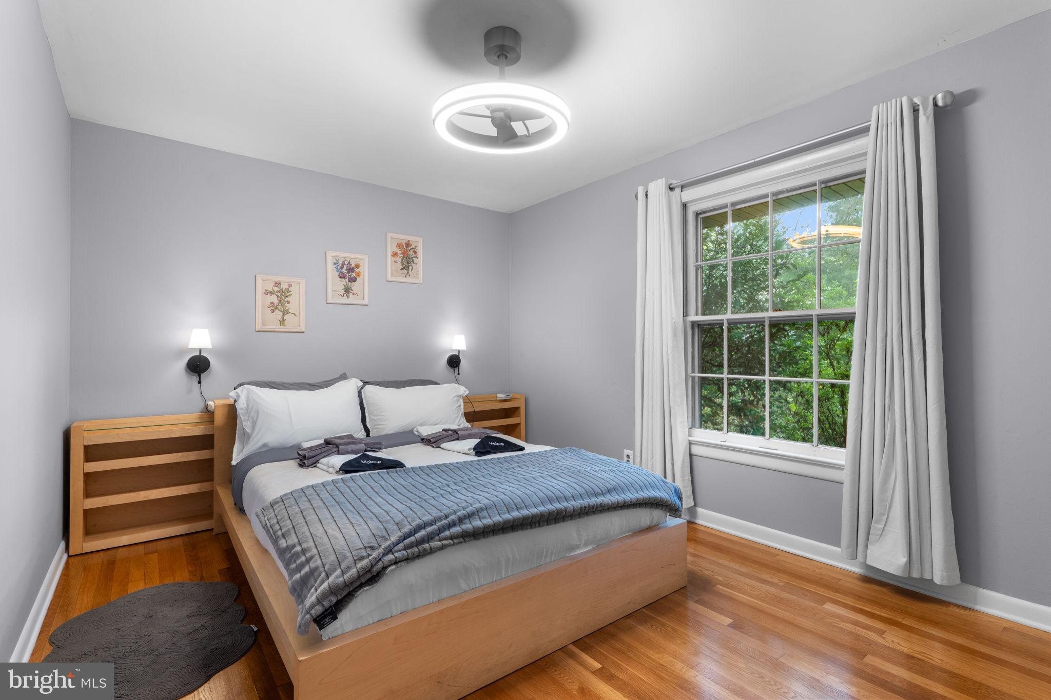 LAKE BARCROFT - Residential