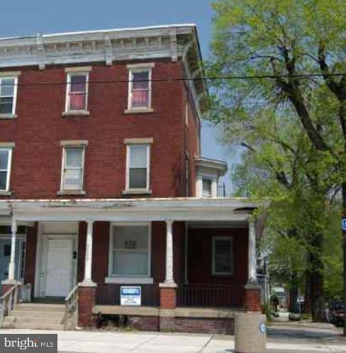 2 UNIT fully occupied. Great Investment opportunity
Bottom unit is a 2 bed/2 bath
Top unit is a 4 bed/2 bath
Property is also tied into a portfolio being sold. Please ask the agent about the other three properties being sold for 1.1 million. NOI 120,000+