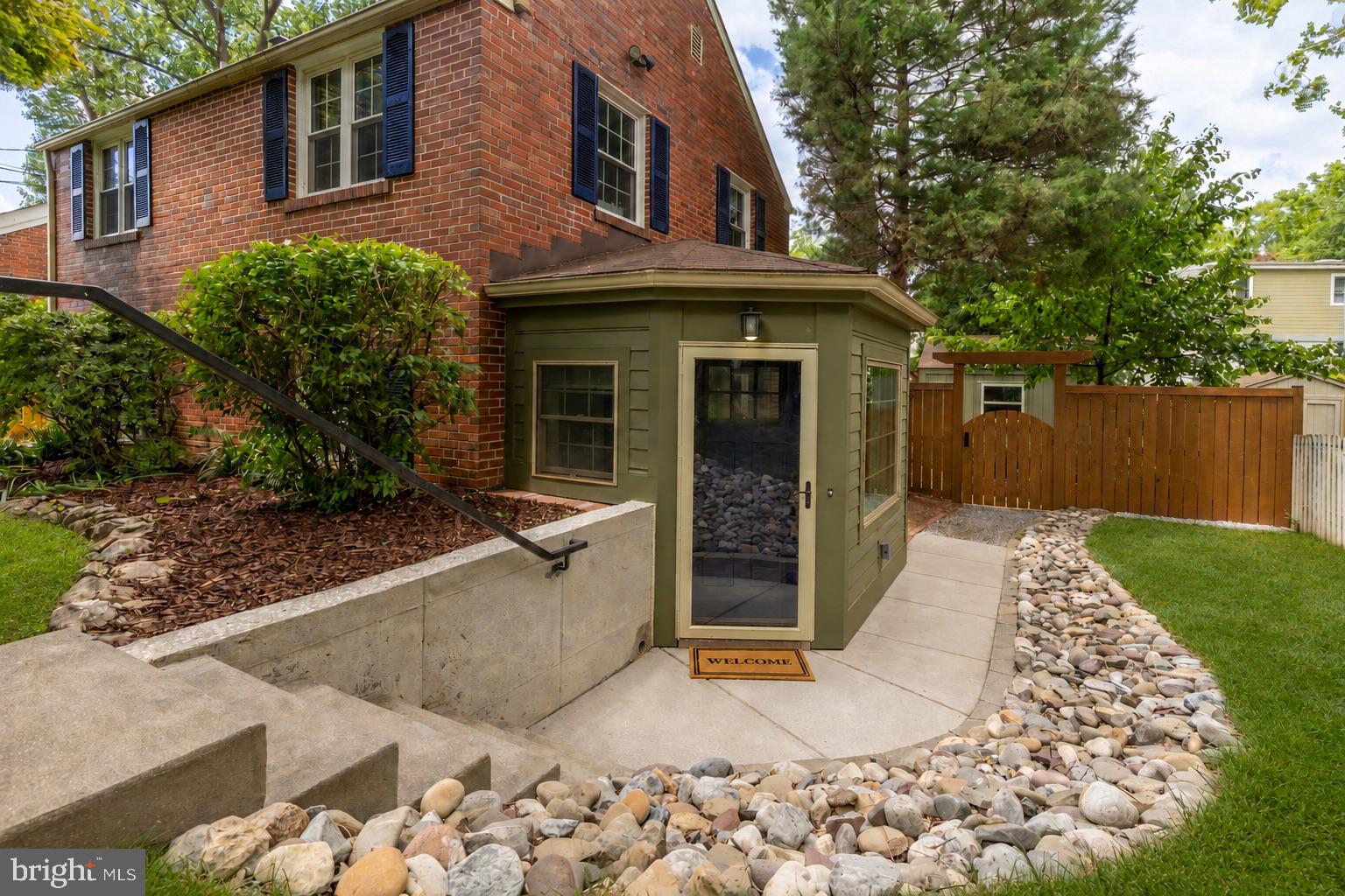 1607 BALLARD STREET