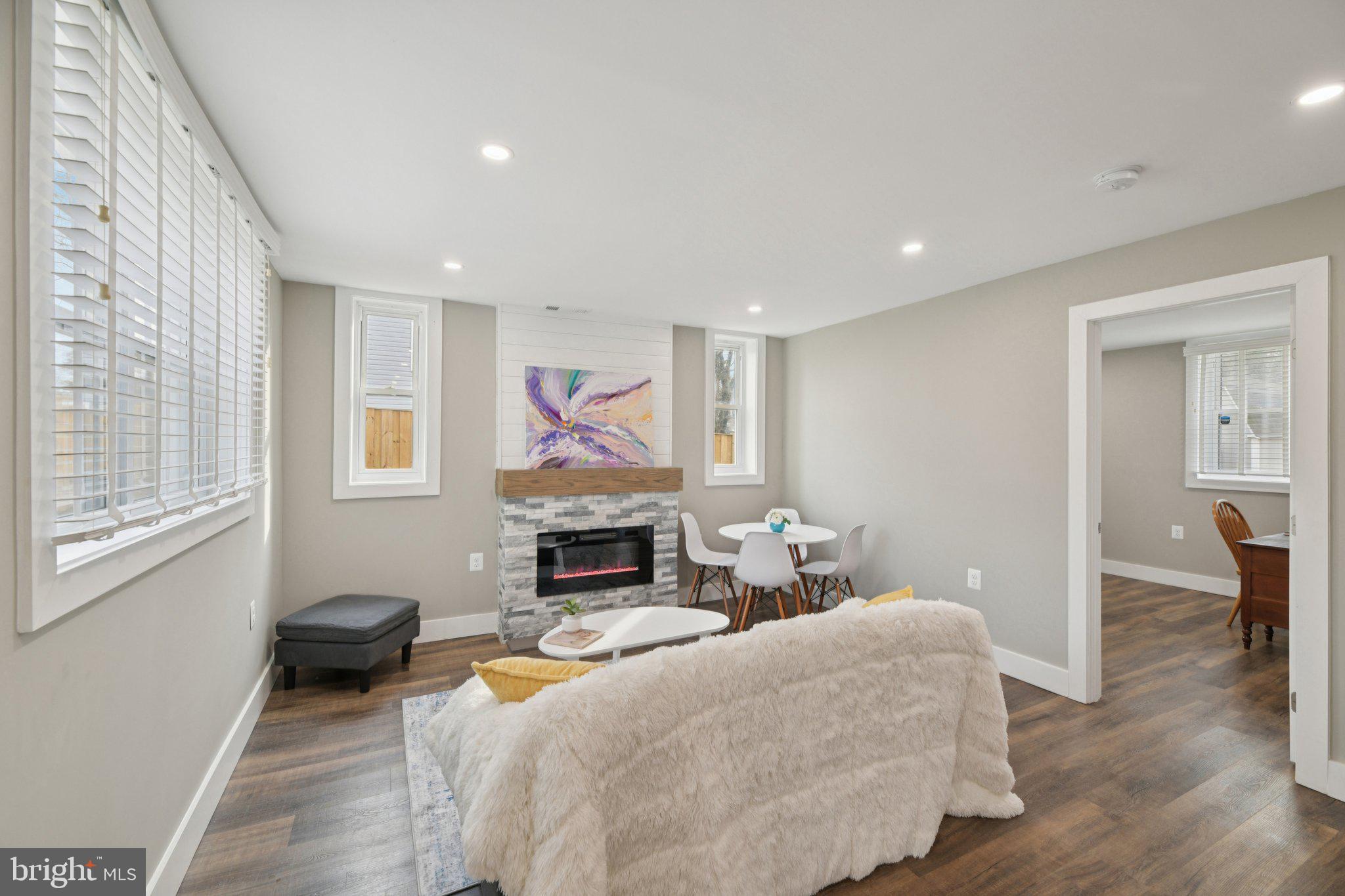 8422 WOODLAWN STREET