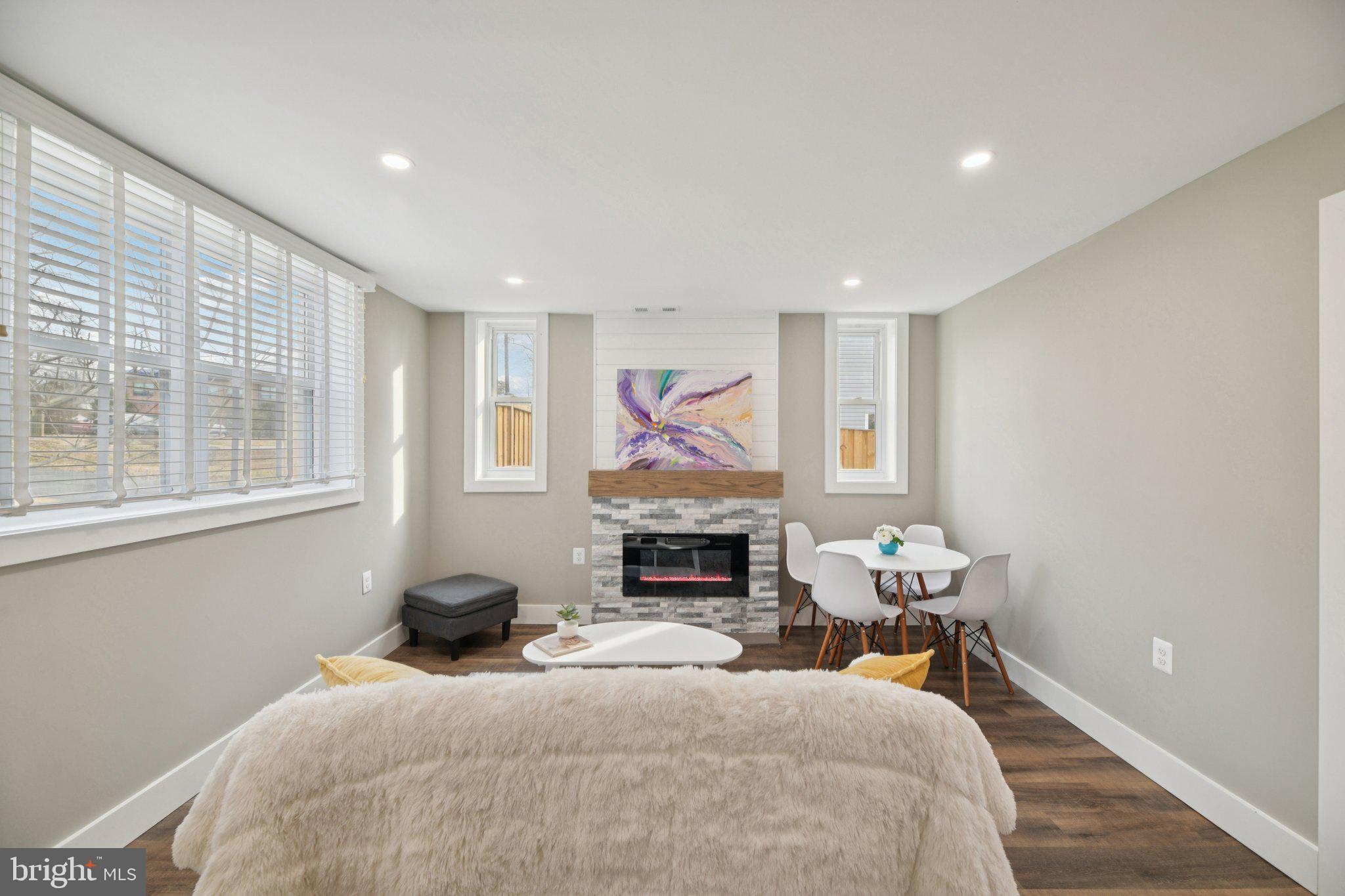 8422 WOODLAWN STREET