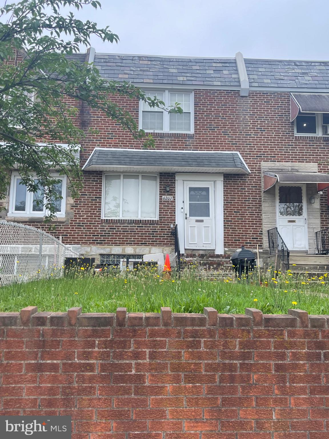 This home offers a warm and inviting living environment, ideal for both personal residence or investment. A new kitchen was completed in 2022. The property will be vacated by the end of June 2025.