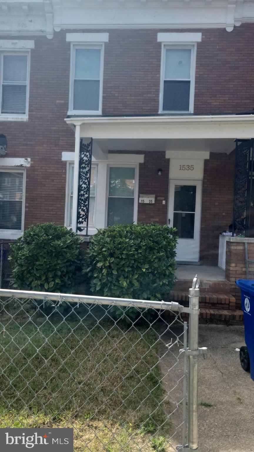 ATTENTION INVESTORS AND HOMEBUYERS 3BED ,2 BATH, CENTRAL AIR ,FINISHED BASEMENT,
THERE IS A TENANT IN PLACE AND THEY ARE ON TIME WITH PAYMENT .YOU CAN ADD TO YOUR PORFOLIO. THE PICTURES ARE FROM BEFORE THE TENANT MOVED IN.