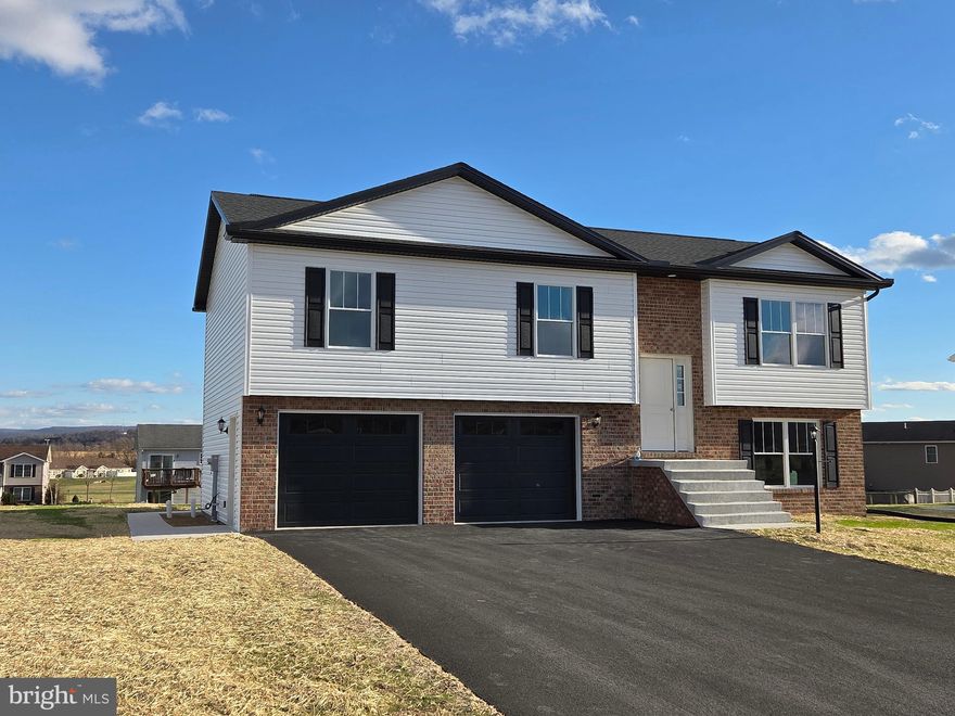 New Construction in Thornwood boasting one of the areas finer builders.  Just minutes from town.  Bi-level with fully finished lower level.  Custom kitchen cabinets with granite counter tops.  3 bedrooms and 2 1/2 baths.  Main bedroom with 2 closets.