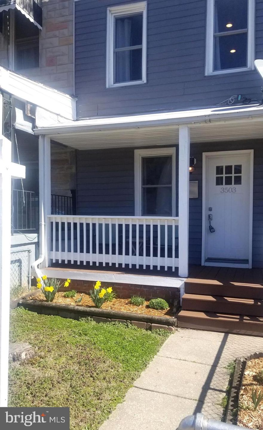 This charming 2 bedroom home fully renovated in 2015,  just one block away from The Avenue shops and restaurants. Beautiful finishes throughout, gorgeous tray ceilings w/crown molding, recessed lighting, gleaming HW floors. Chefs kitchen w/breakfast bar, granite counters, tile backsplash & SS appliances. Spacious BRs, master w/en-suite bath. Fully fenced backyard, with private off-street parking pad