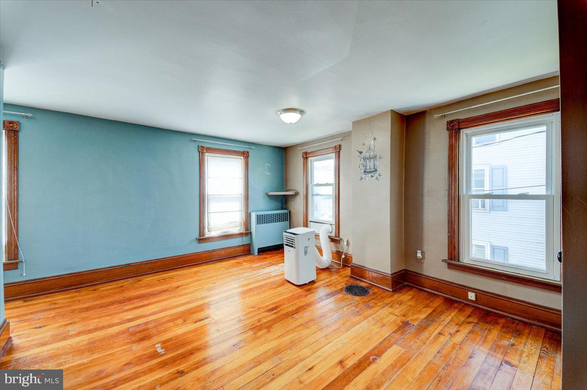 MAUGANSVILLE - Residential