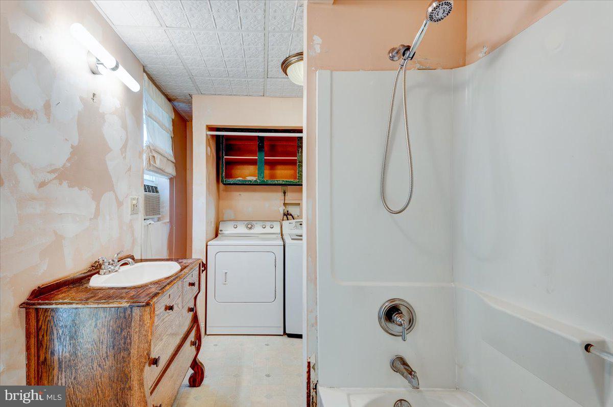 MAUGANSVILLE - Residential