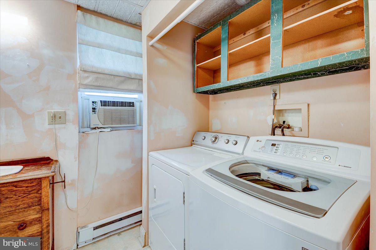 MAUGANSVILLE - Residential