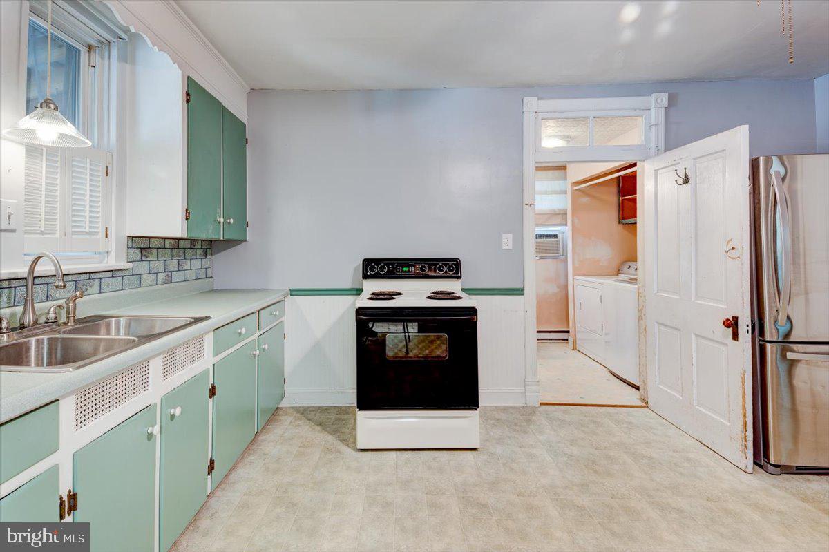 MAUGANSVILLE - Residential