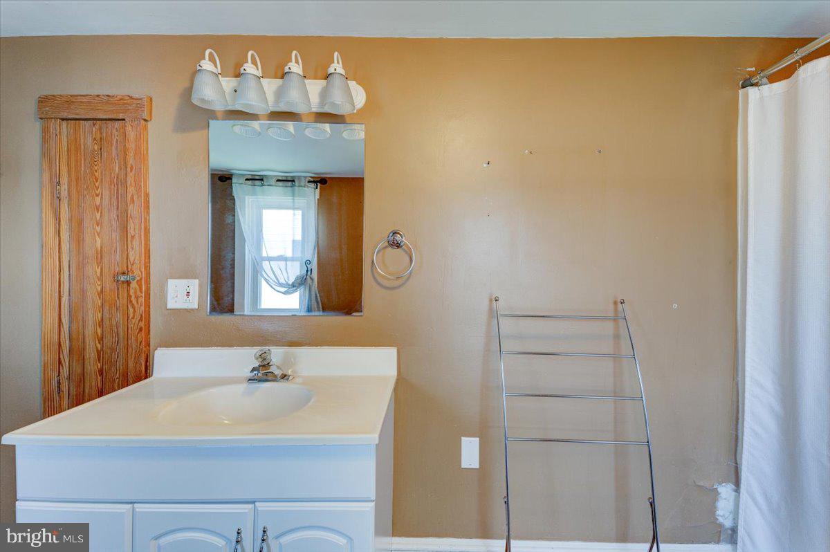 MAUGANSVILLE - Residential