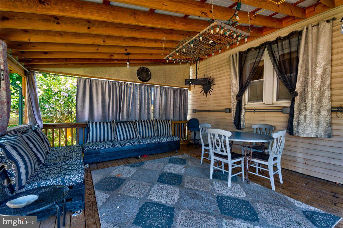 MAUGANSVILLE - Residential