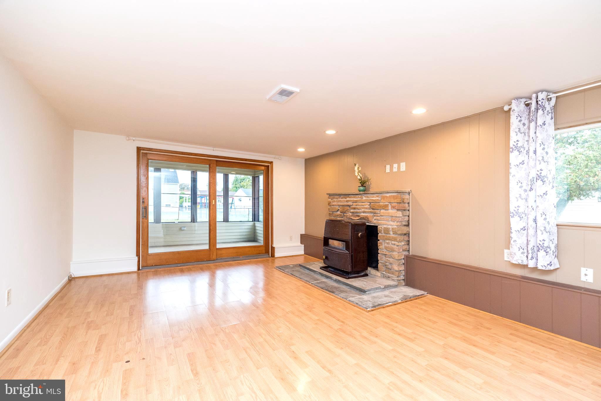 DELMONT MANOR - Residential