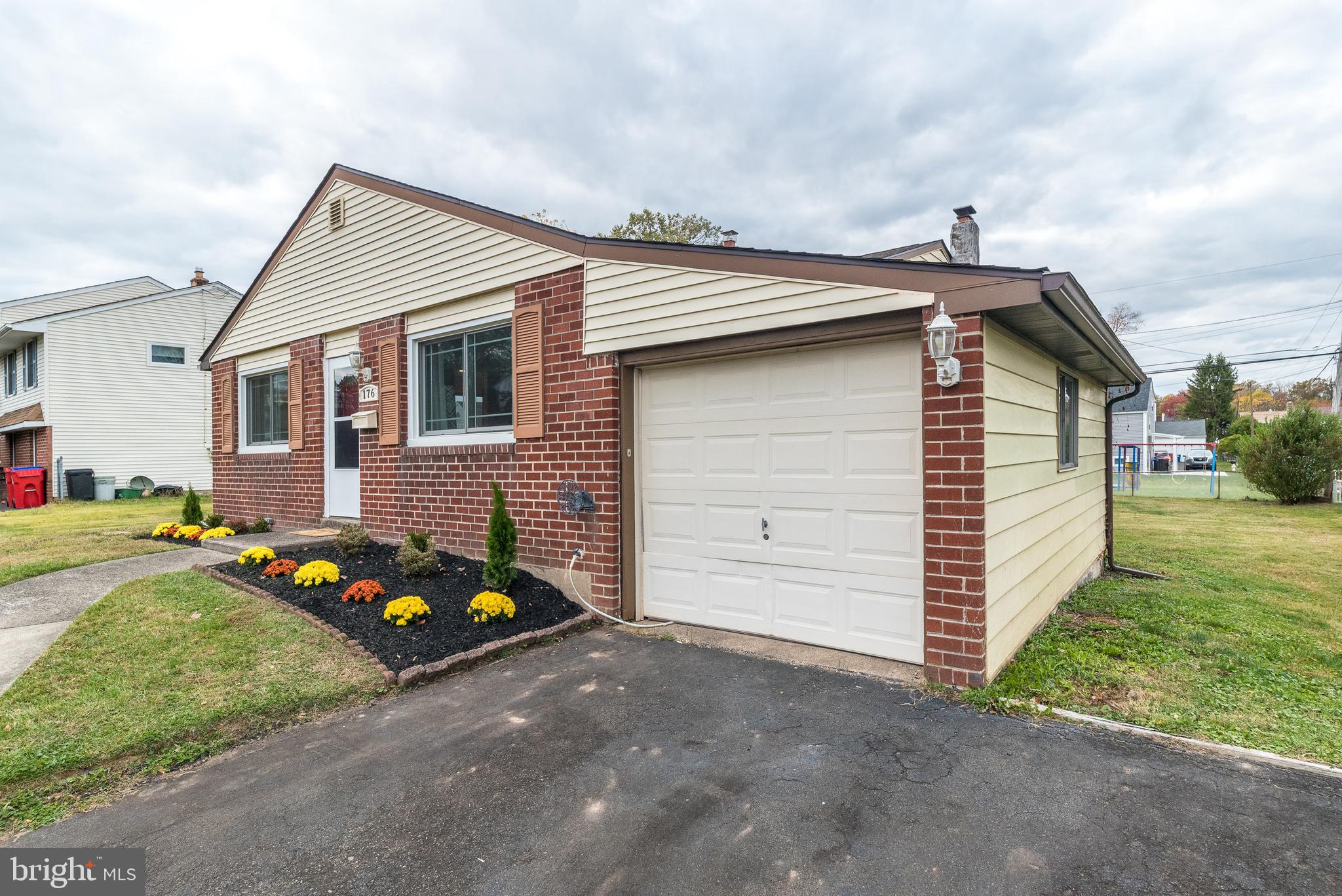 DELMONT MANOR - Residential