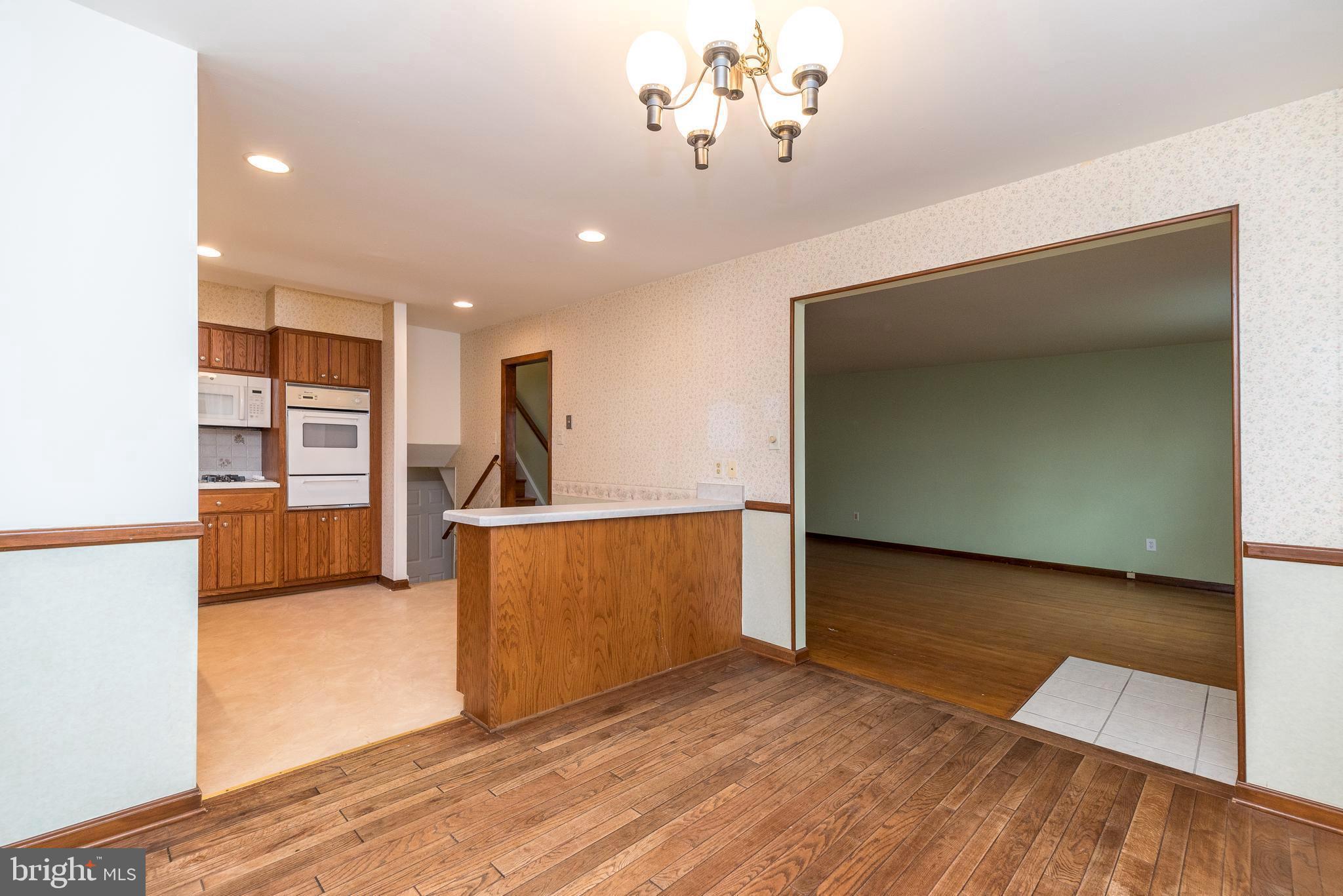 DELMONT MANOR - Residential