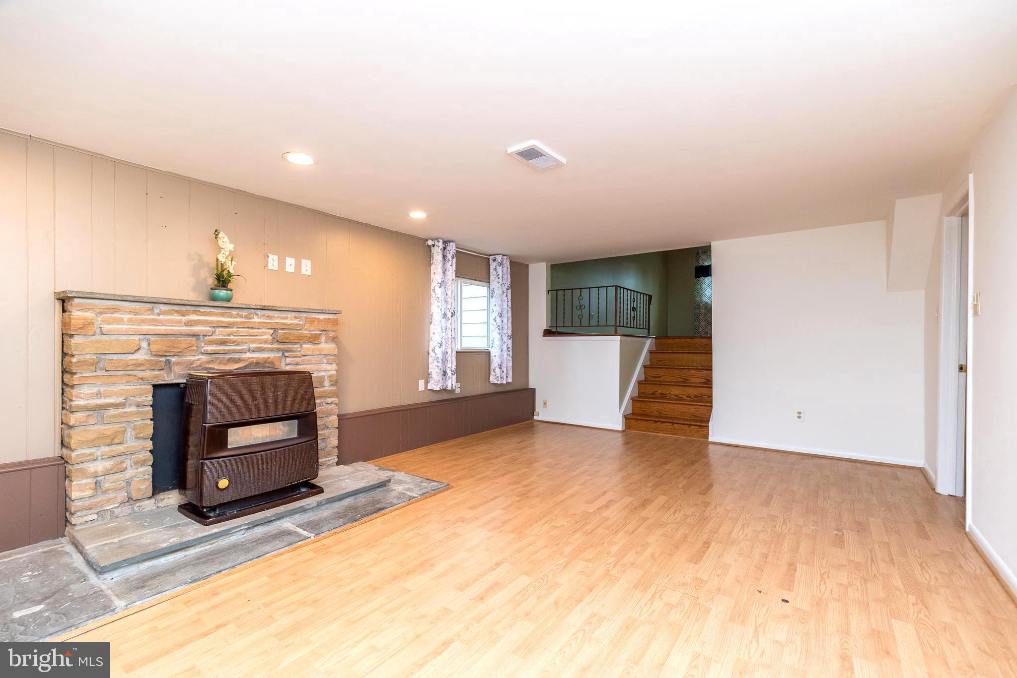 DELMONT MANOR - Residential