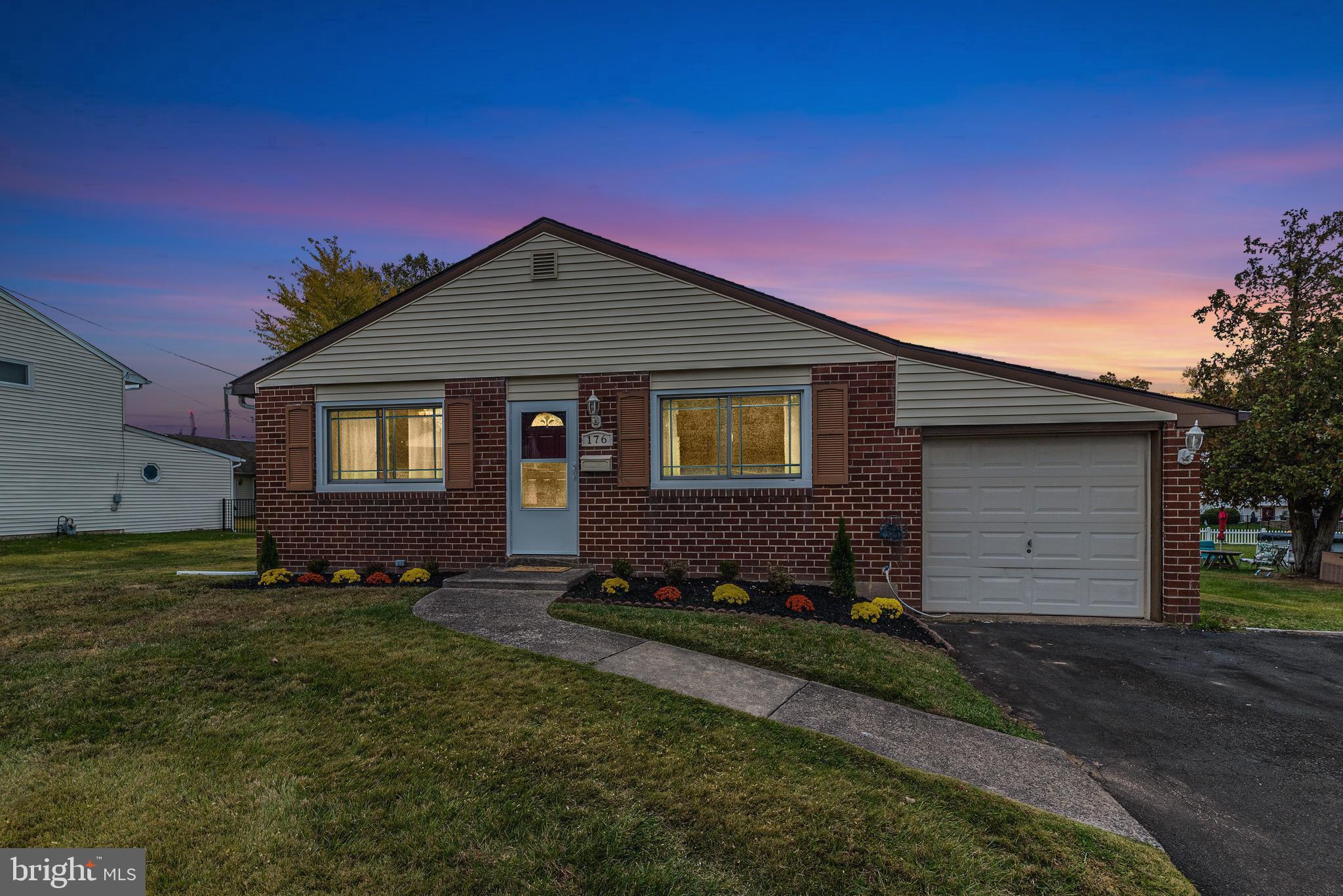 DELMONT MANOR - Residential