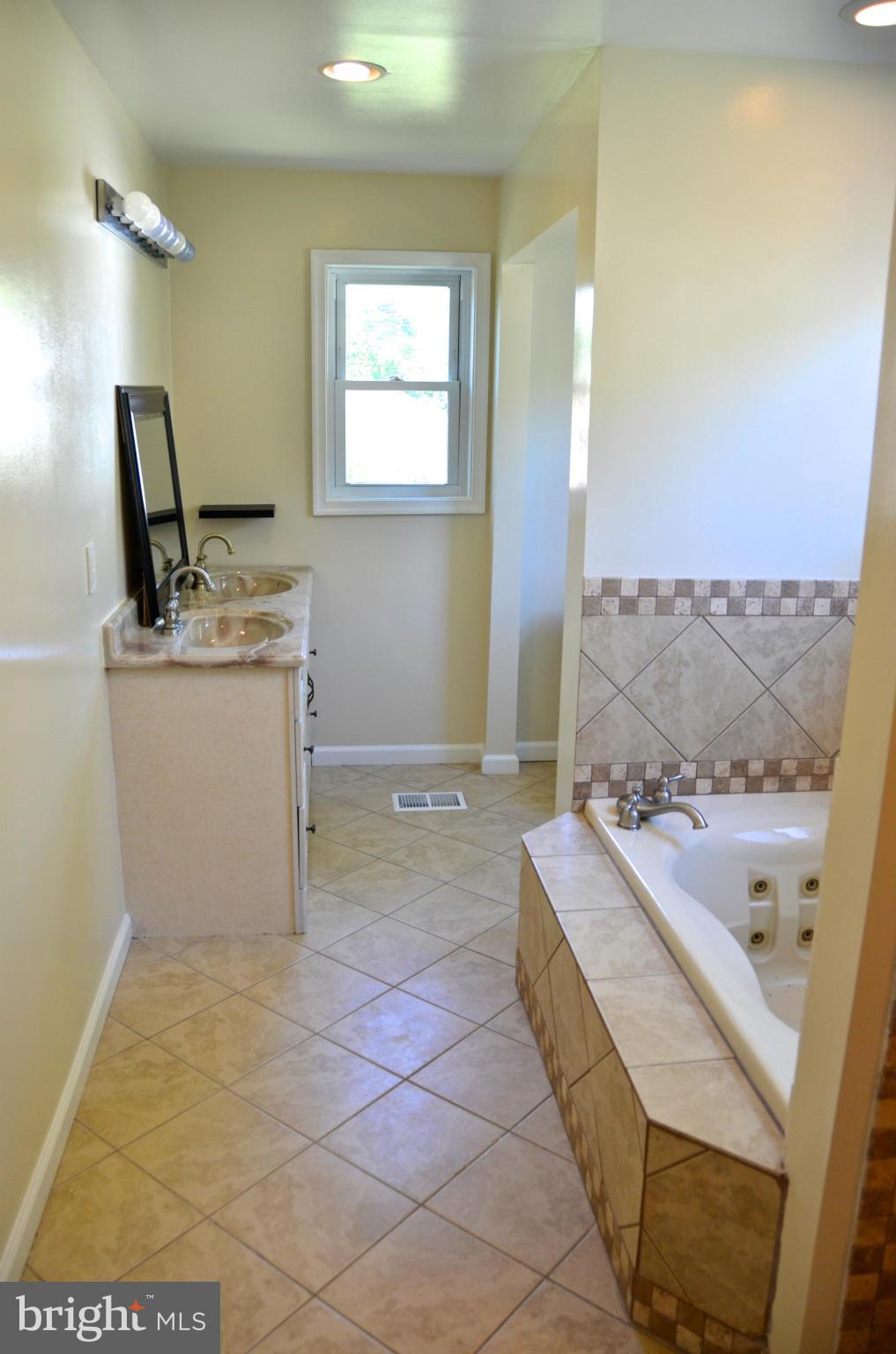 WOODLAND BEACH - Residential