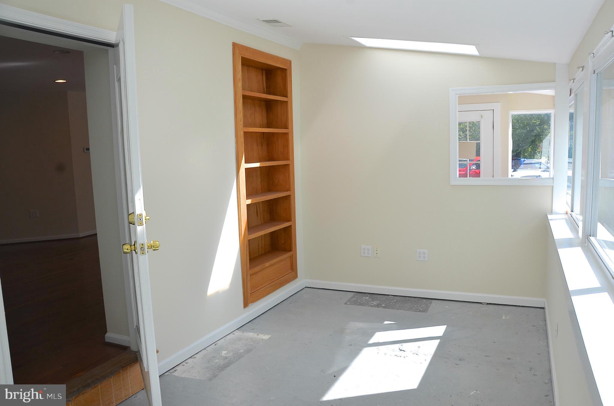 WOODLAND BEACH - Residential