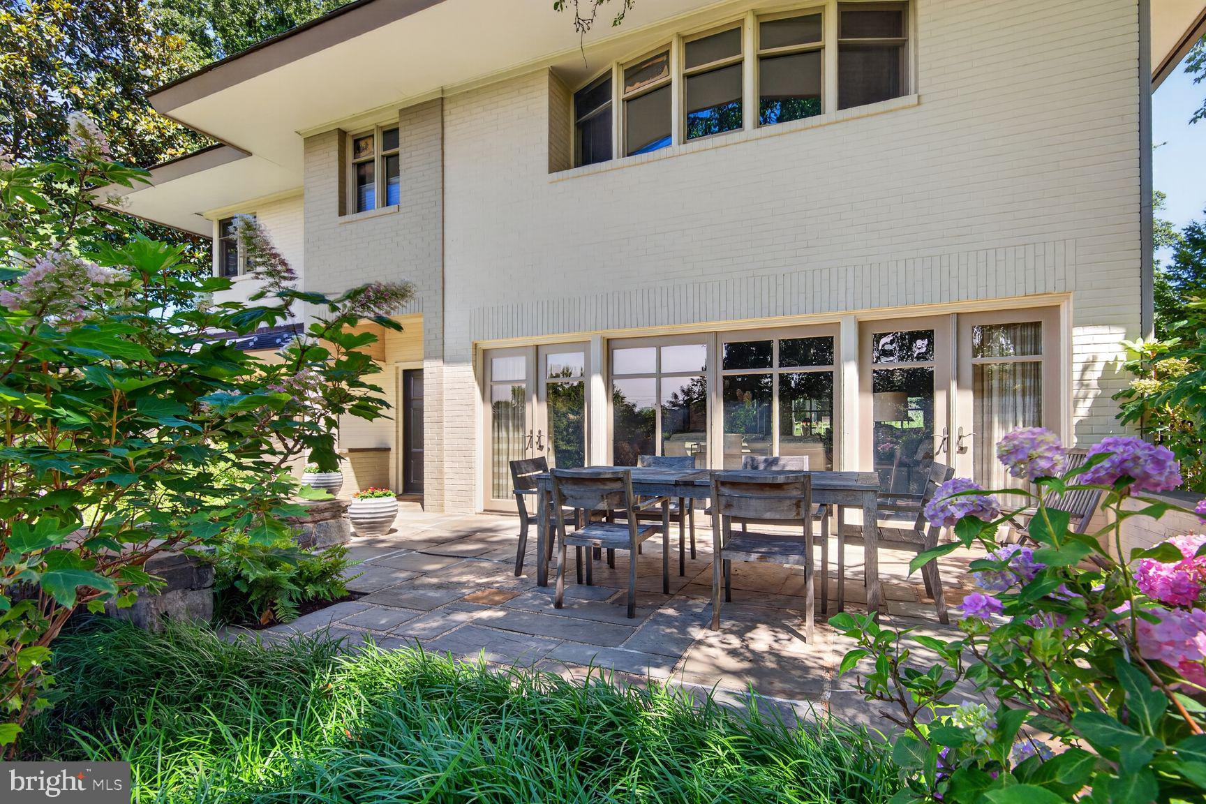2604 N NELSON