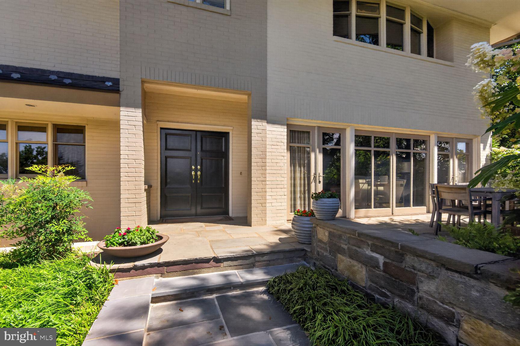2604 N NELSON
