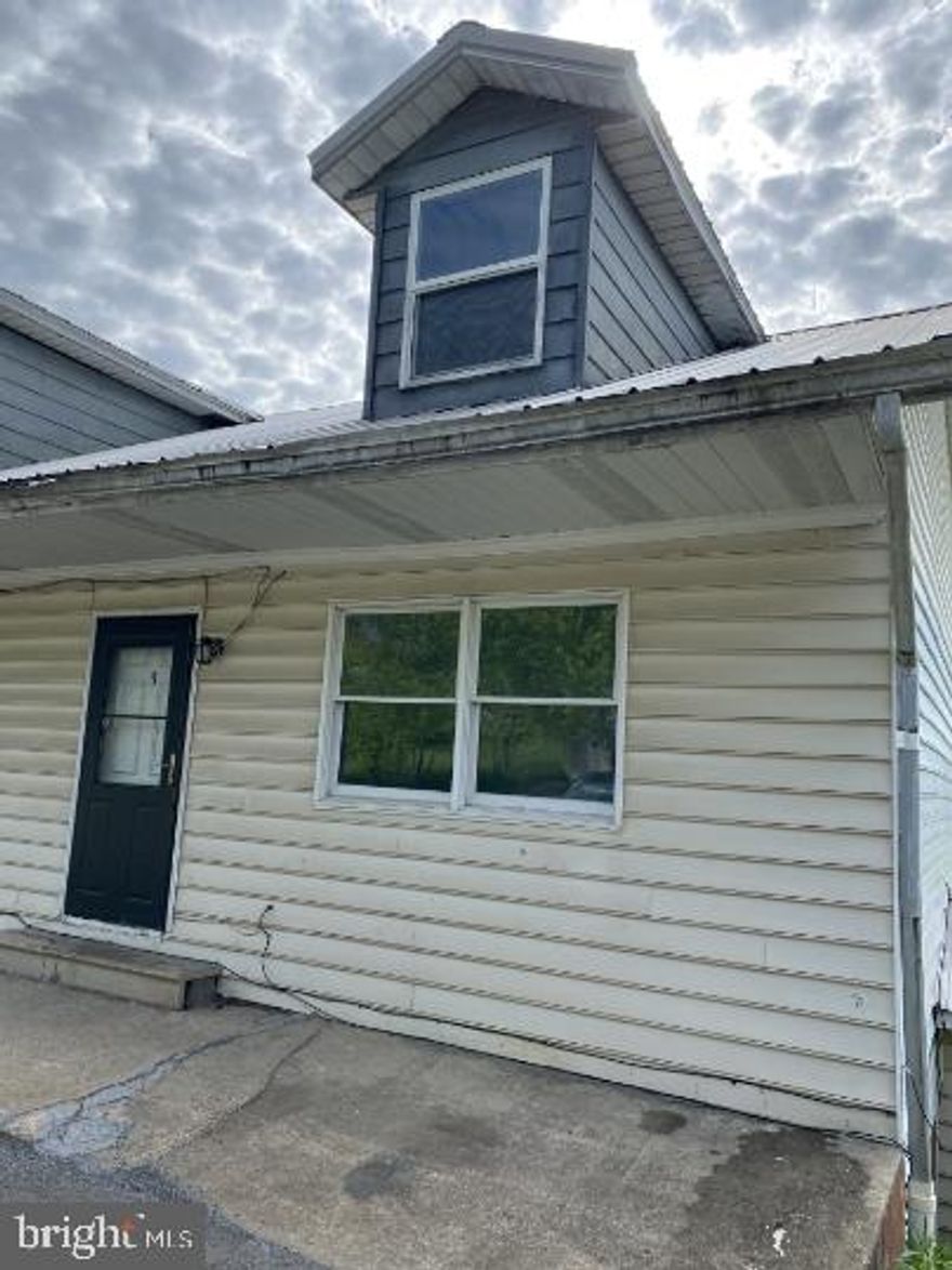 Spacious apartment in Terra Alta features 2 bedrooms, 1 bathroom, living room and kitchen.  Parking in front of unit.  Pets allowed on case by case basis.  Water included in rent price.