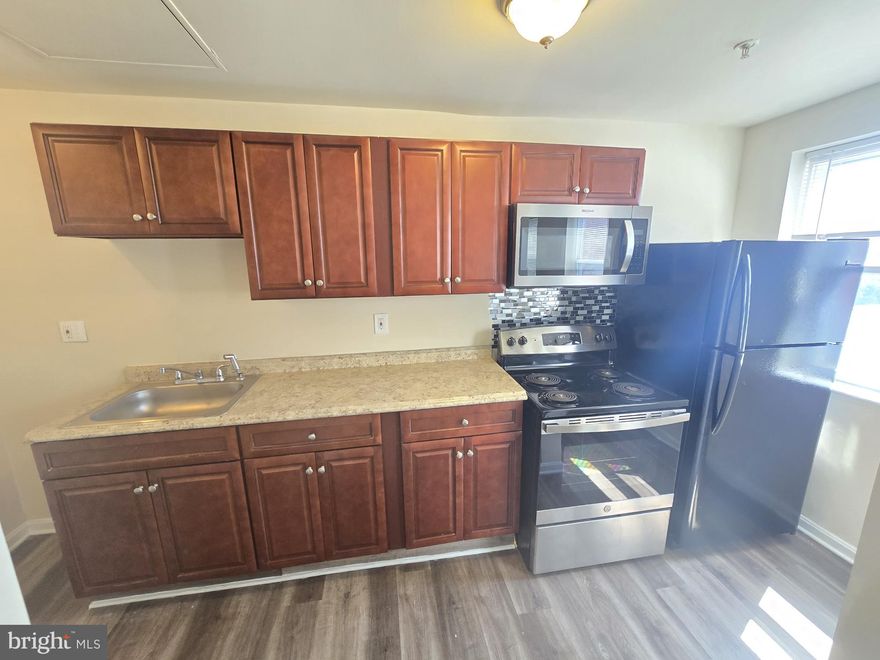 Welcome to the Beautiful One Bedroom Apartment Available in the heart of Baltimore, MD. This luxury apartment offers a spacious one-bedroom layout with a full bathroom. The apartment is equipped with modern amenities such as a stove, refrigerator, microwave, and central air conditioning to ensure your comfort. The high ceilings and luxury laminate flooring throughout add a touch of elegance to the space. For your convenience, a washer and dryer are available in the building. The apartment also includes water in the rent, saving you an extra utility bill. The building offers fee on-site parking, providing you with a secure place for your vehicle. For your peace of mind, the building is monitored by 24-hour security. Experience the luxury of this one-bedroom apartment and make it your new home.