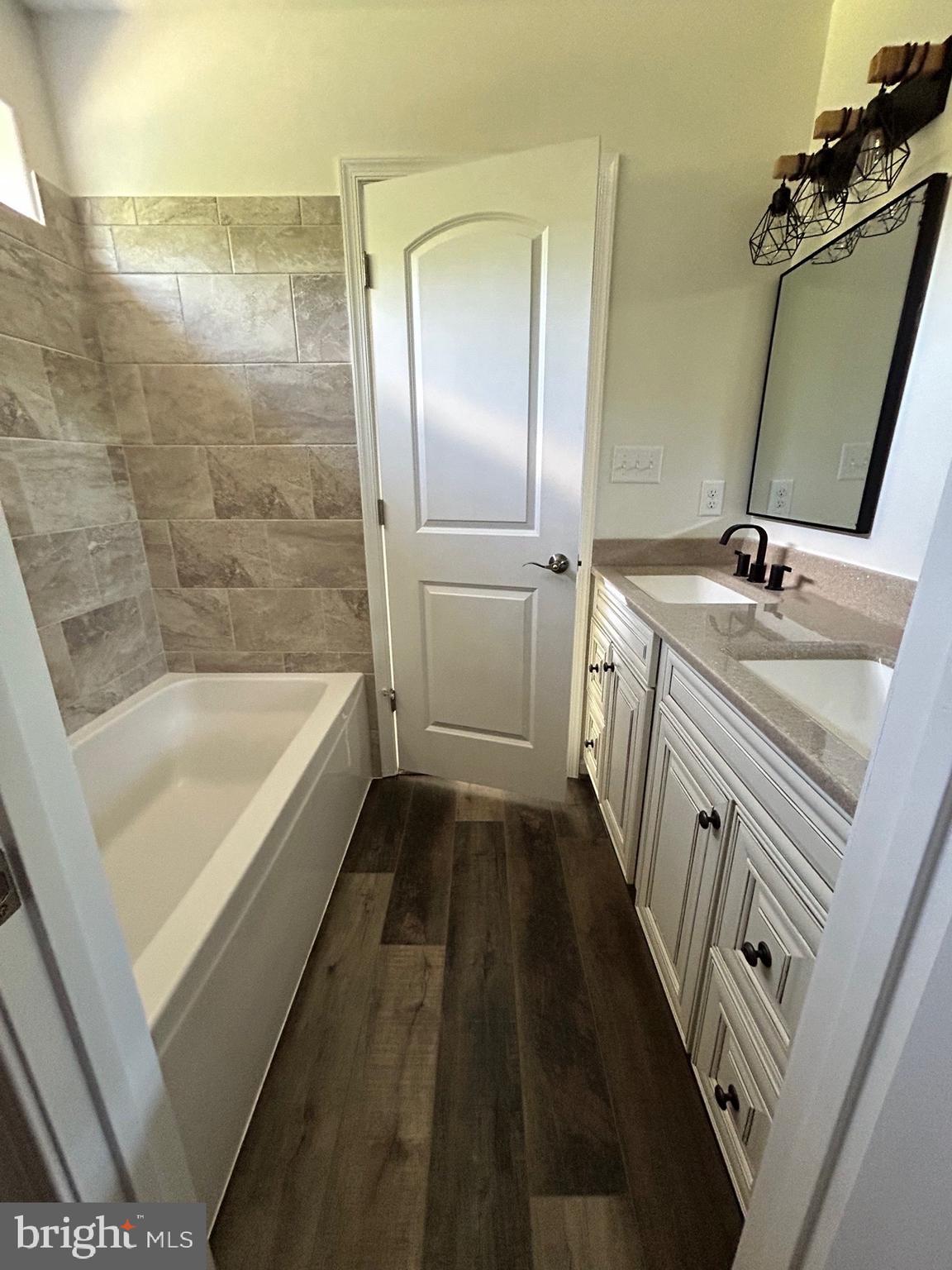 HIDDEN RIVER - Residential