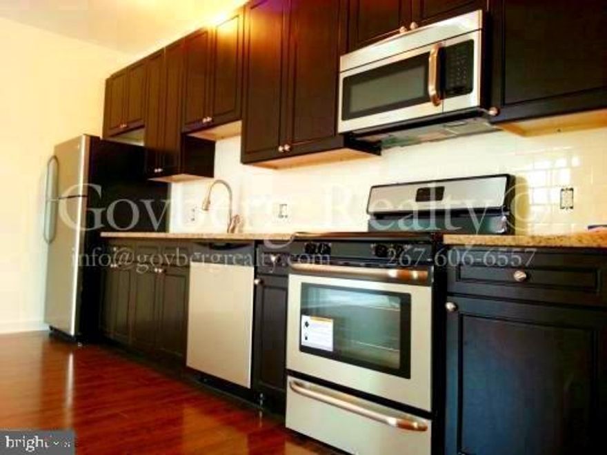 This unit is 4 bedrooms,3 to rent and one bedroom to be used as a bonus room. Has 3 full baths, bi-level is a must see. Modern construction with stainless steel appliances, hardwood flooring throughout all room. Washer and dryer in unit. Central air.  Located in the Temple University area, steps away from campus, close to transportation, shopping and center city.