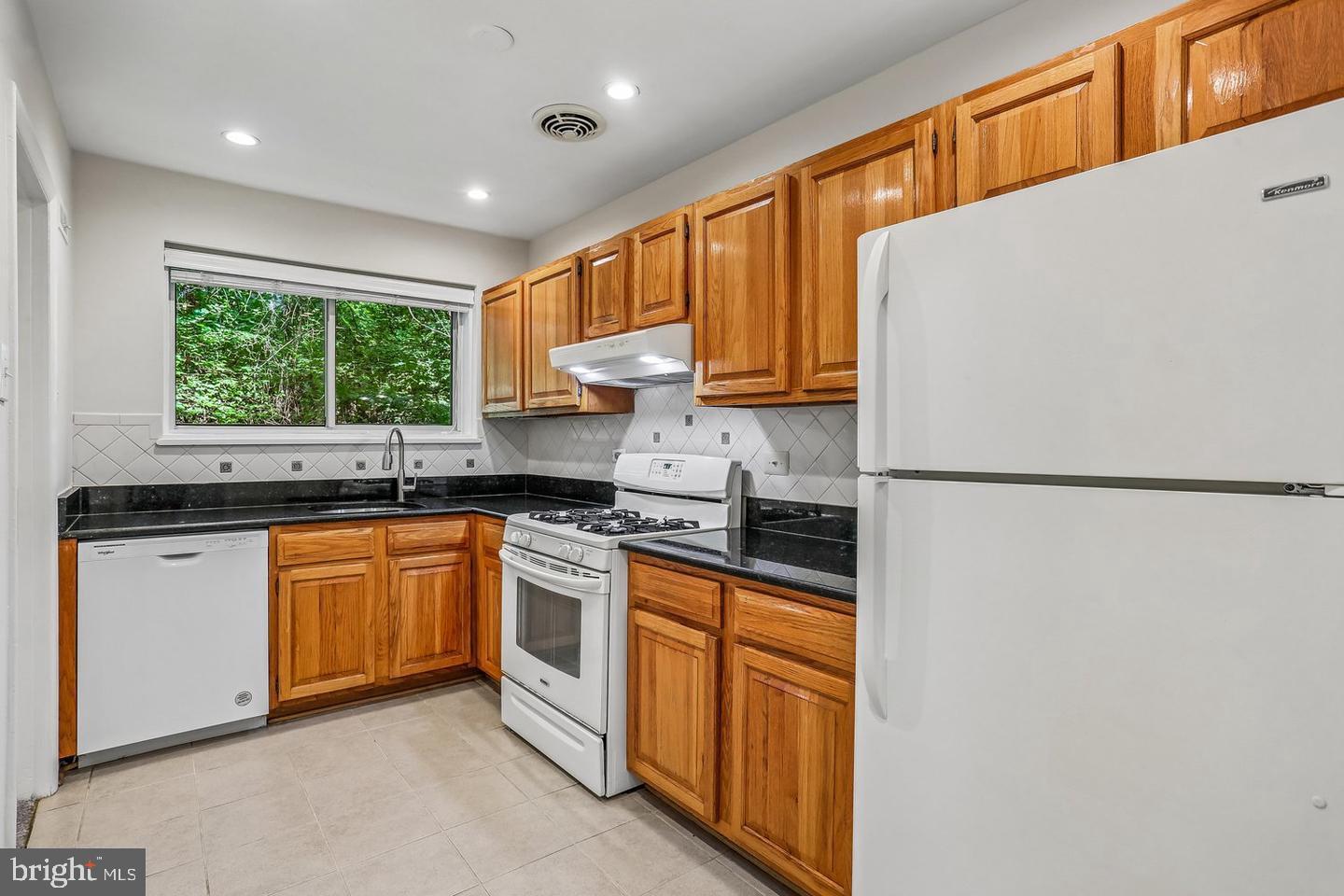 10507 WEYMOUTH STREET W2