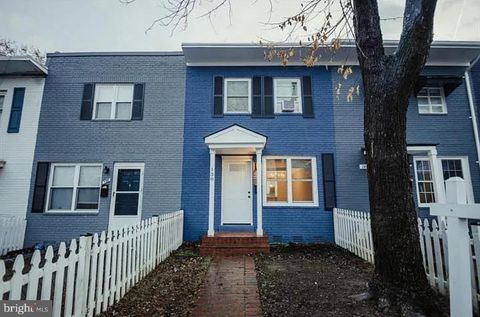 Photo of 138 Dale Street, ALEXANDRIA, VA 22305 (MLS # VAAX2059796)