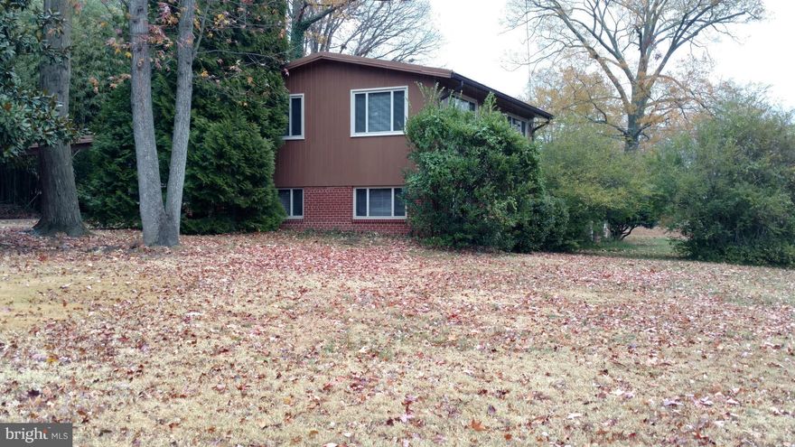 RECENTLY UPDATED FOUR LEVEL CONTEMP SPLIT LEVEL TO INCLUDE ENTIRE KITCHEN (GRANITE COUNTERS, NEW APPLIANCES, CABINETS & CERAMIC FLR), BATHS, REFINISHED HARDWOOD FLOORS, NEW CARPET & PAINTING. 4 BRS, 2.5 BATHS, SHOWS BEAUTIFULLY. NEWER WINDOWS, WOOD BURNING FIREPLACE, CLOSE TO SCHOOLS, TRANSP, PARKS, TRAILS & SHOPPING. GREAT COMMUTE TO DC & MILITARY BASES. LISTING BROKER APP & LEASE REQRD. VACANT.