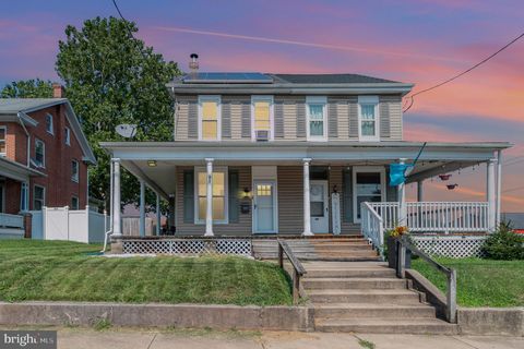 Photo of 305 N MARKET ST, ELIZABETHTOWN, PA 17022 (MLS # PALA2038516)